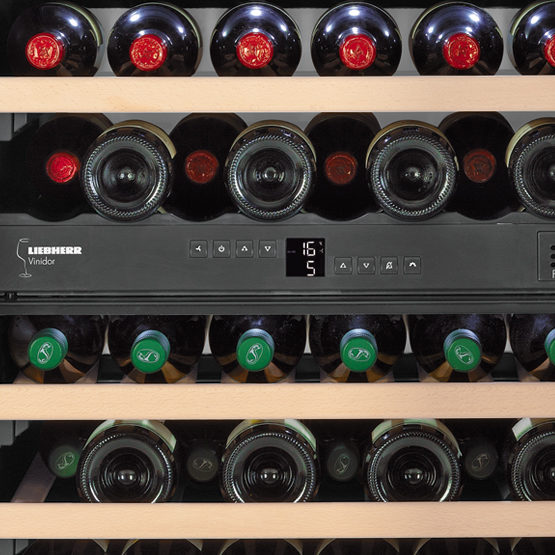 Vinoteca Liebherr UWTes1672 abiertaambiente-frontaldetalle-temp