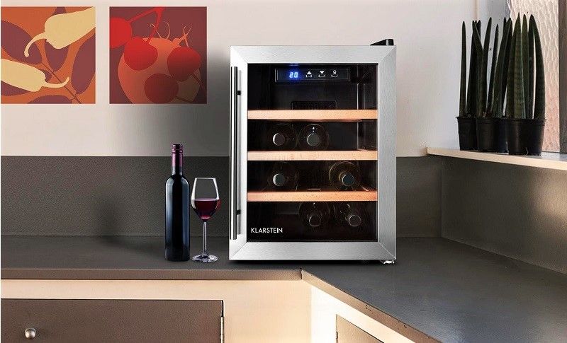 Nevera para vinos inteligente situada en una cocina moderna