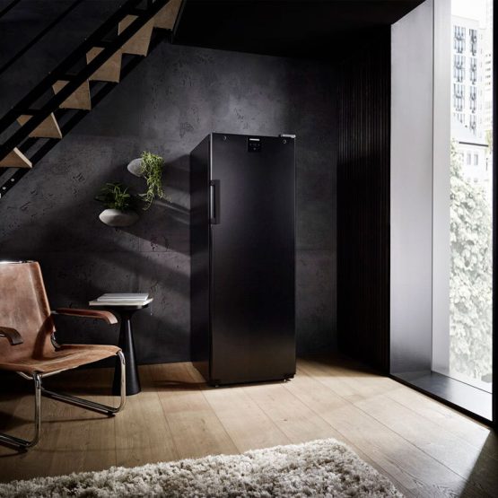 Vinoteca Liebherr WSbl5001 ambiente puerta ciega