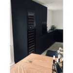 Vinoteca Mquvee 112DNegro Push Open ambiente